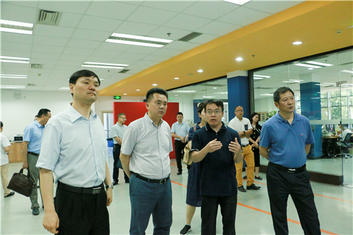 都江堰市市委副书记张明,市政府副市长罗凌一行莅临学院指导工作