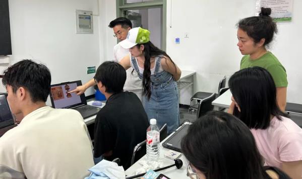 【教改前沿】从课堂作业到市场爆品：我校《信息媒介与技术》项目探索“三真三实”...